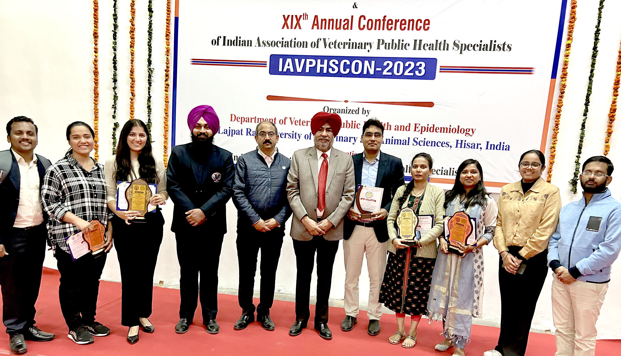 Vet Varsity scientists and students bring laurels in International Symposium